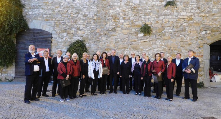 Foto di gruppo per il coro Halietum a San Giusto