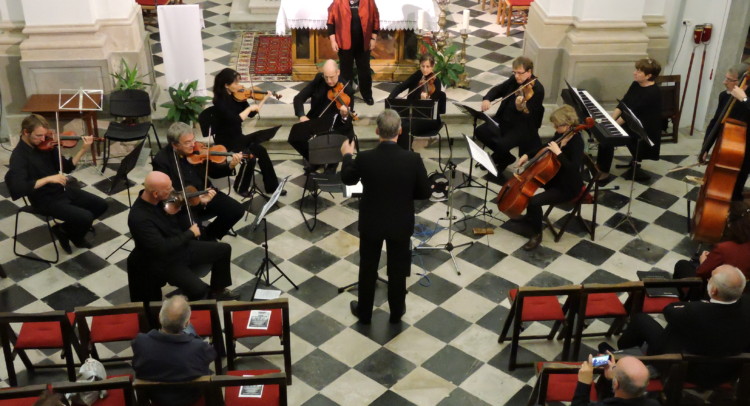 Giuliano Goruppi dirige lorchestra Gli archi dei Patriarchi