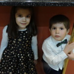 Bambini giocano a nascondino