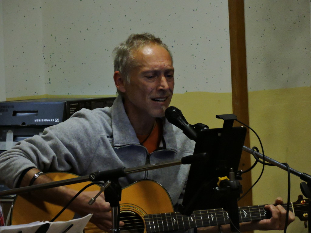 Enzo Hrovatin suona e canta