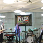 Il gruppo Pizza Connection suona e canta