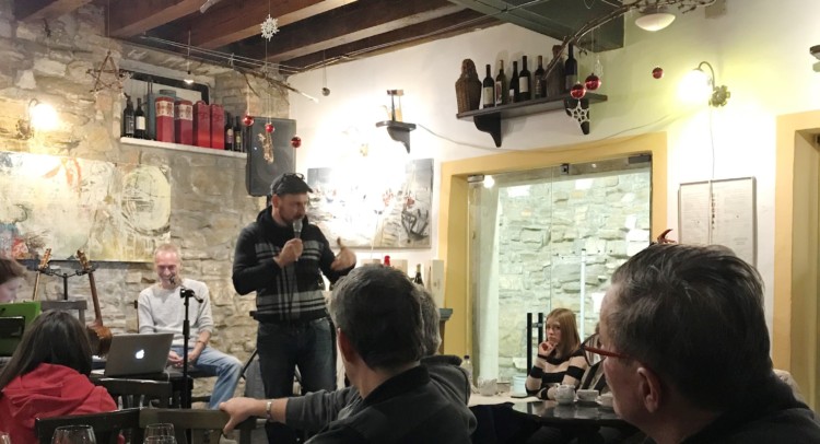 Il vinicoltore Rojac che presenta uno dei suoi vini 2 e1513595739282