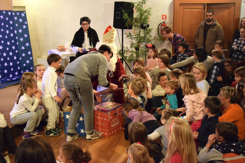 San Nicolo distribuisce i doni min