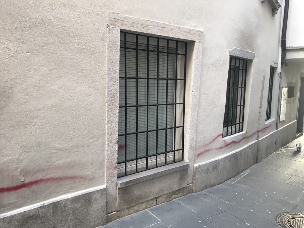 Isola Palazzo Manzioli imbrattato 1