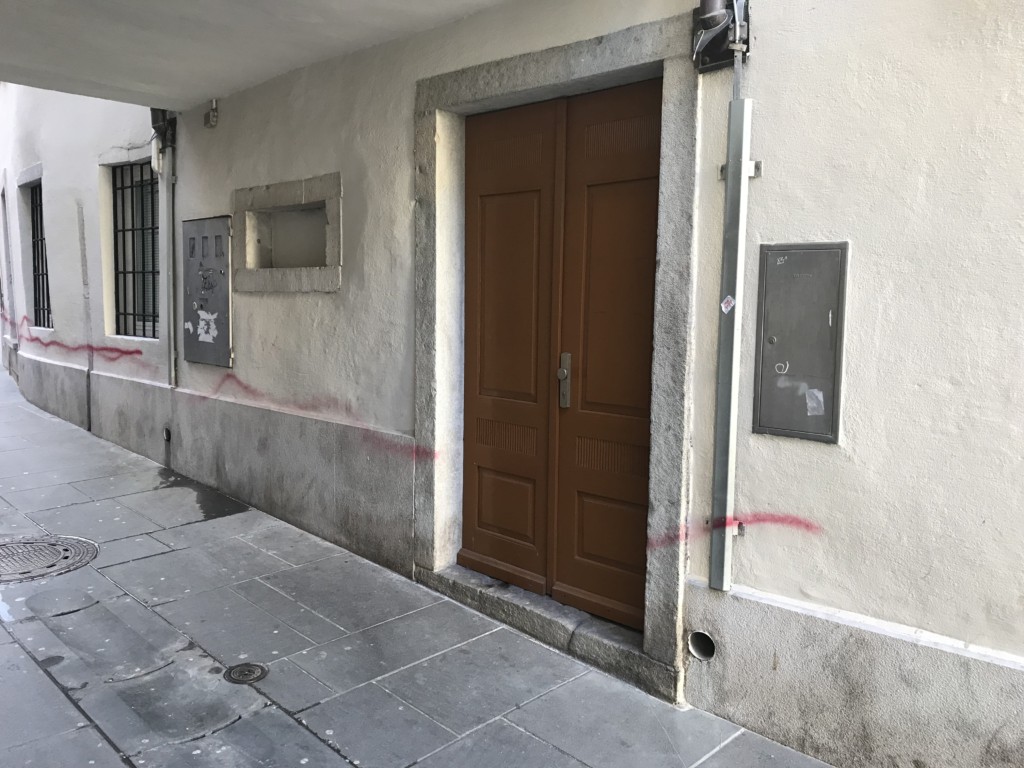 Isola Palazzo Manzioli la facciata laterale imbrattata