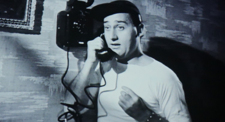 dettaglio del film Alberto parla al telefono