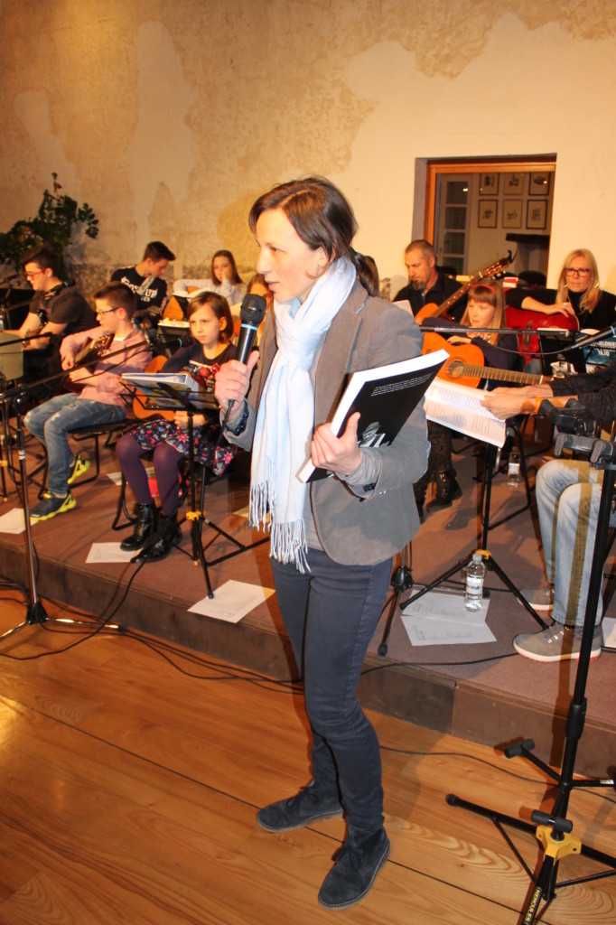 Katja Dellore presenta la serata