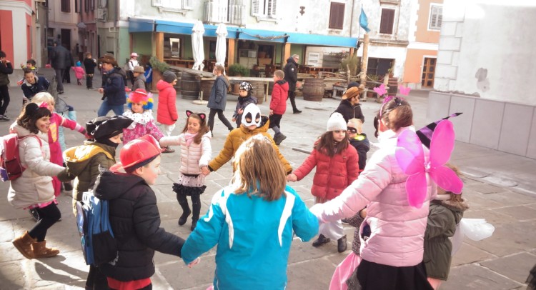 balli e giochi in piazza Manzioli