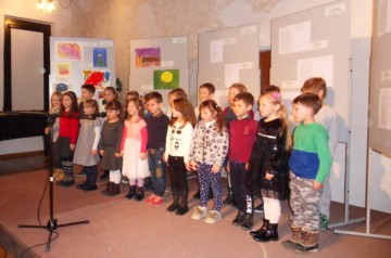 esibizione dei bambini della scuola elementare