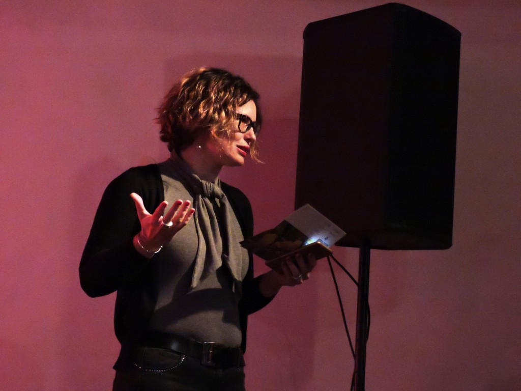 Agnese Babič introduce levento al pubblico