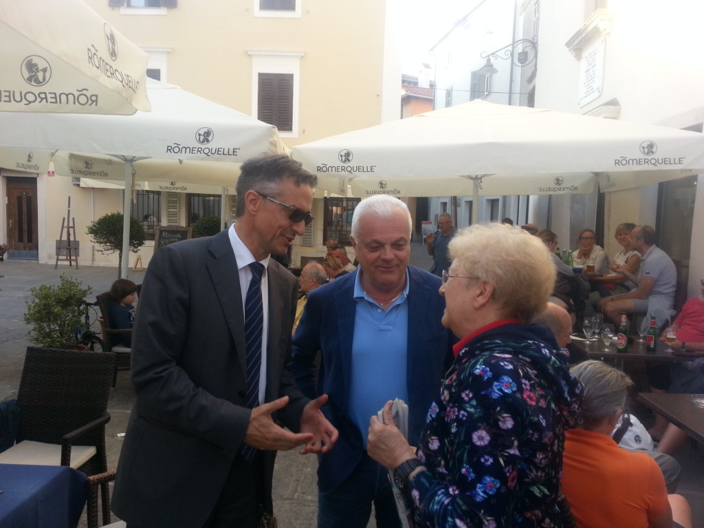 Amina Dudine con il vicesindaco Žiža e il presidente della proloco Mattioli