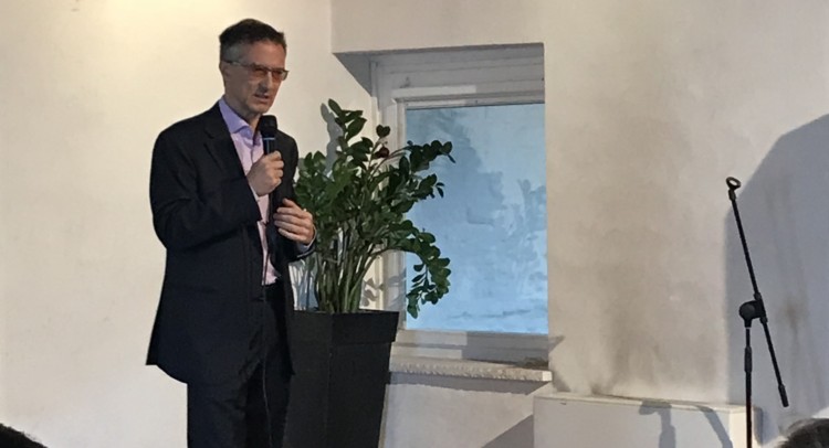 Felice Žiža presentando il proprio programma politico e1526558380777