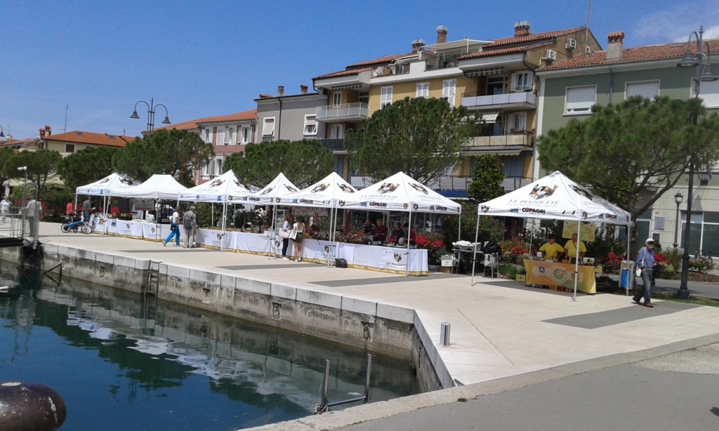 Le bancarelle in Riva del sole
