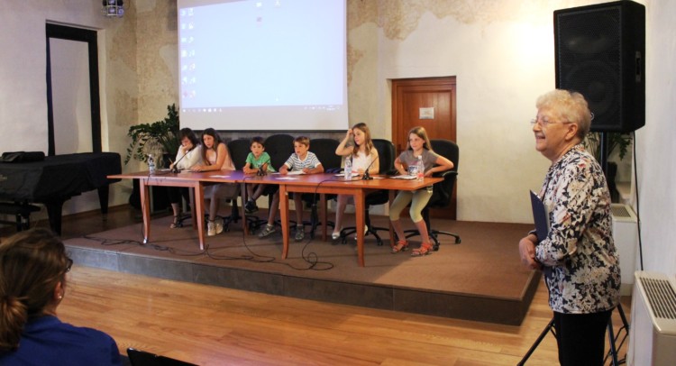 Amina Dudine guida con passione i suoi piccoli attori