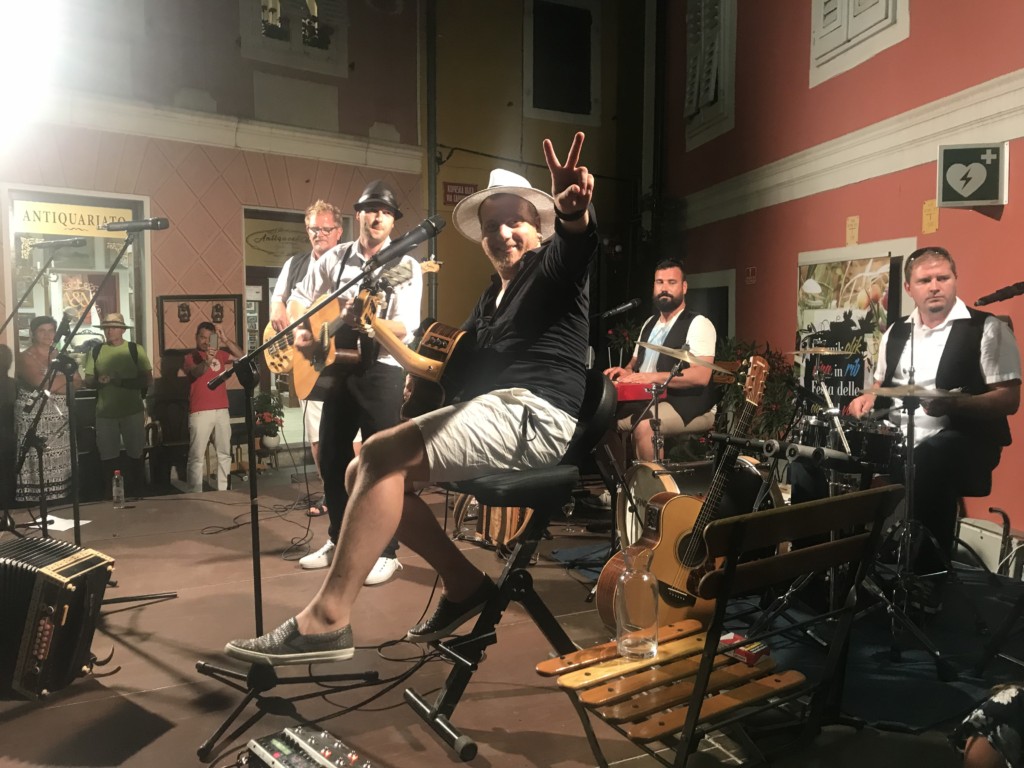 Il gruppo di musica folk Ne Me Jugat durante la serata di venerdì