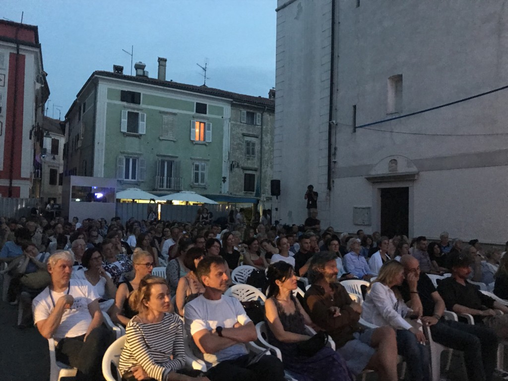 Il pubblico di Piazza Manzioli