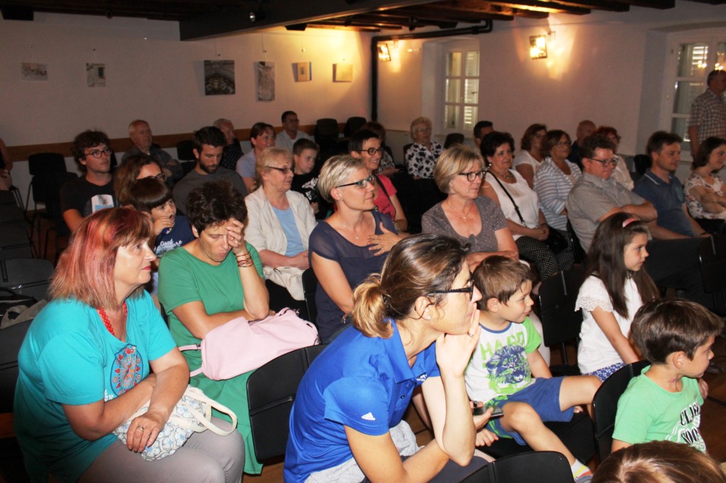 Tre, due, uno, ciak si gira: il piccolo cinema arriva a Isola 3 Il pubblico in sala