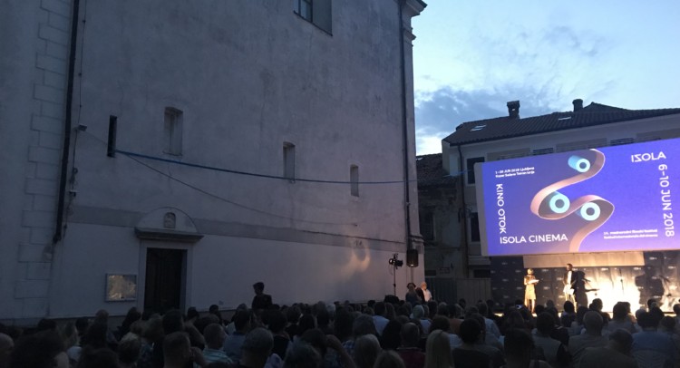 Piazza Manzioli durante la prima serata di Isola Cinema