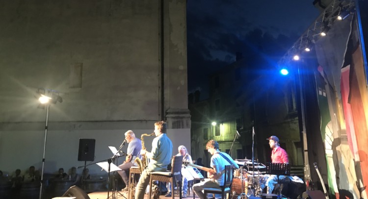 Boris Cavazza ed il resto della band allopera