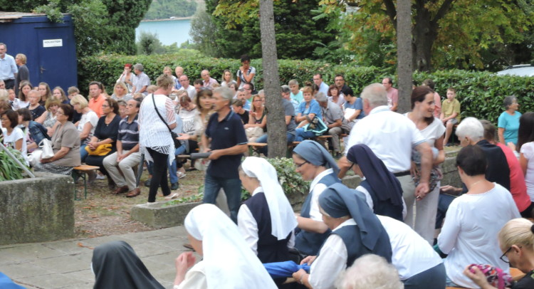 I fedeli nel giardino del santuario