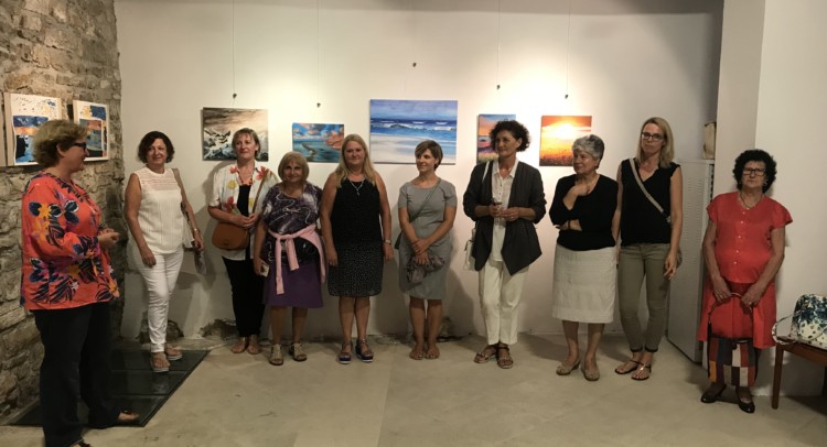 A sinistra la mentore Fulvia Grbac a destra il gruppo delle sue allieve