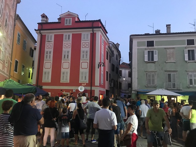 Il pienone a Piazza Manzioli
