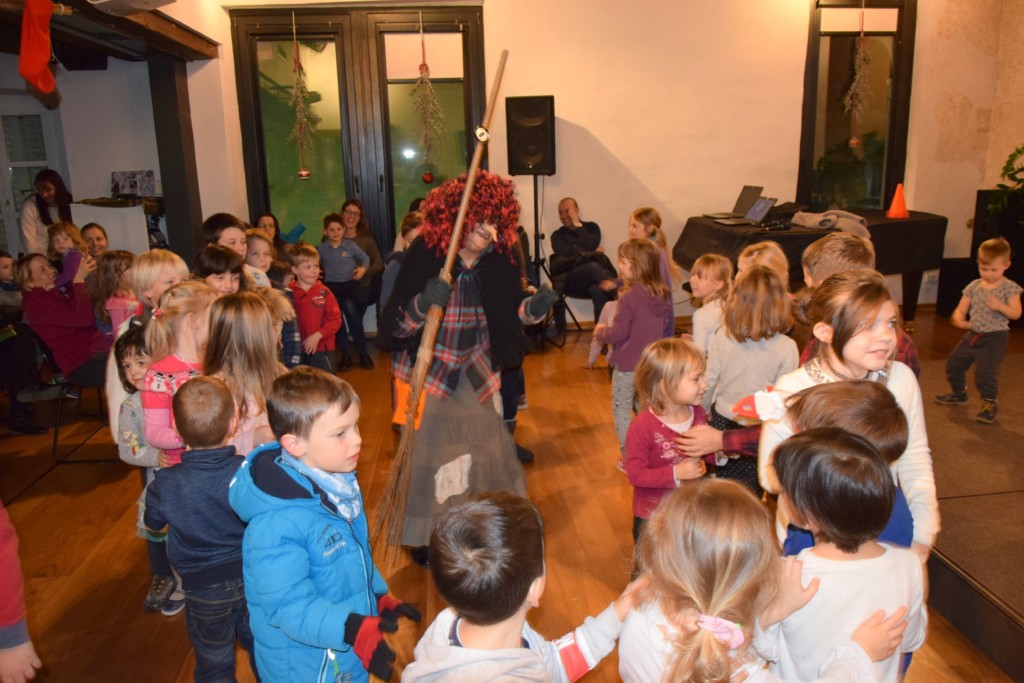 La Befana gioca coi bambini