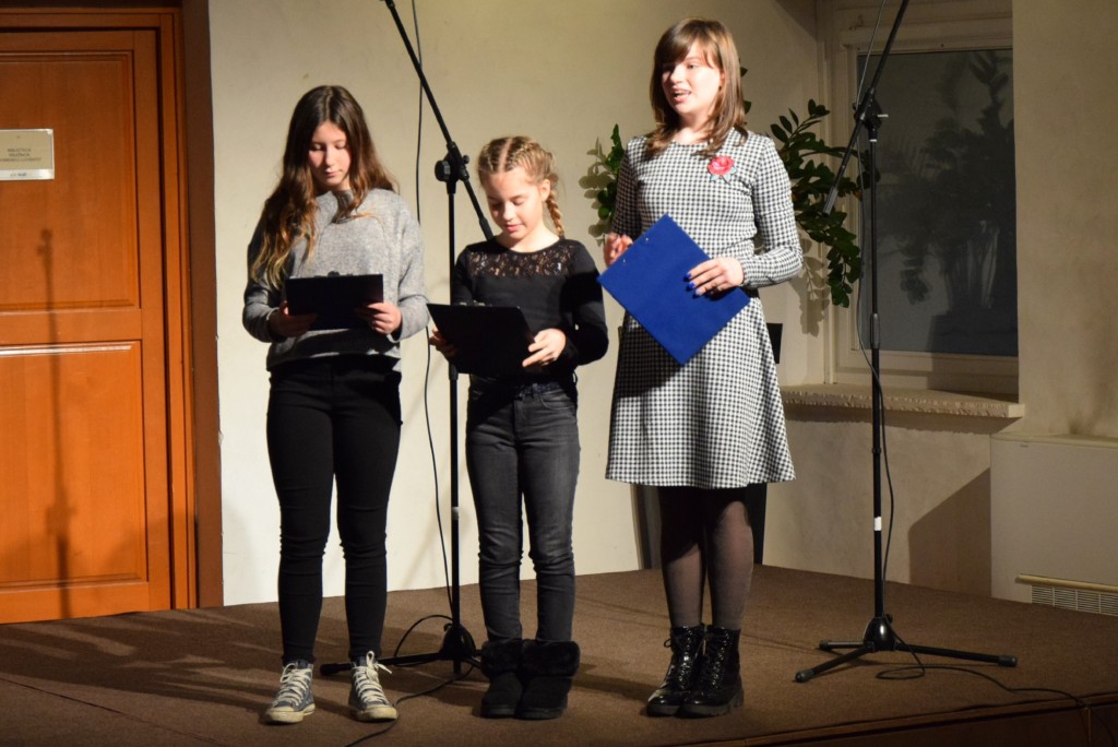 Ragazze del gruppo di Etnoteatro