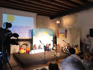 I bambini nel recitare il Pesciolino doro
