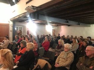 DONNE E POESIA – il recital »Ultima radice« 3 Il pubblico prevalentemente femminile con qualche eccezione