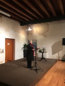 DONNE E POESIA – il recital »Ultima radice« 2 La signora Elsa Fonda durante la sua emozionante interpretazione