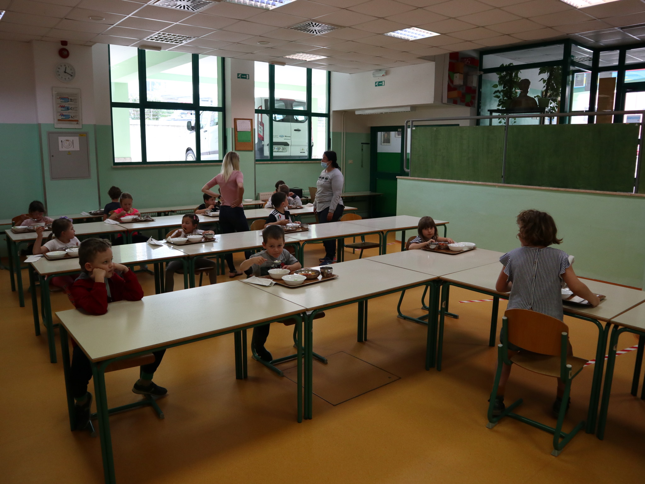 Due Classi Terze Hanno Rispettivamente 24 E 16 Alunni