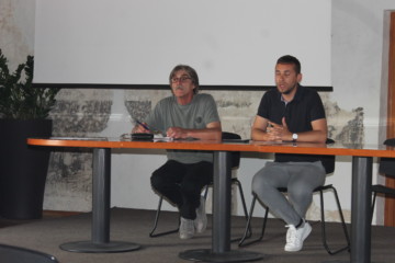 LA “DANTE IN ASSEMBLEA PRIMA DELLE ELEZIONI- IL TITOLO DI SOCIO ONORARIO AD AMINA DUDINE 4 IMG 6020