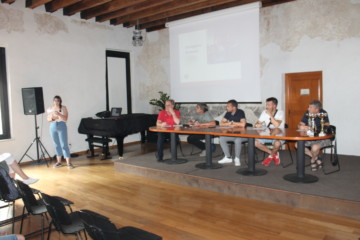 LA “DANTE IN ASSEMBLEA PRIMA DELLE ELEZIONI- IL TITOLO DI SOCIO ONORARIO AD AMINA DUDINE 5 IMG 6021