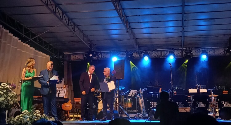 Il sindaco Markocic consegna il premio a Mattioli
