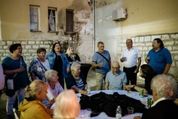 Il coro Haliaetum incanta il pubblico al Festival dell’Istroveneto 2 giuri 2